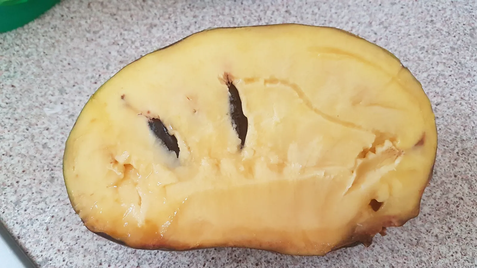 Eine aufgeschnittene Pawpaw nach fast einem Monat im Kühlschrank