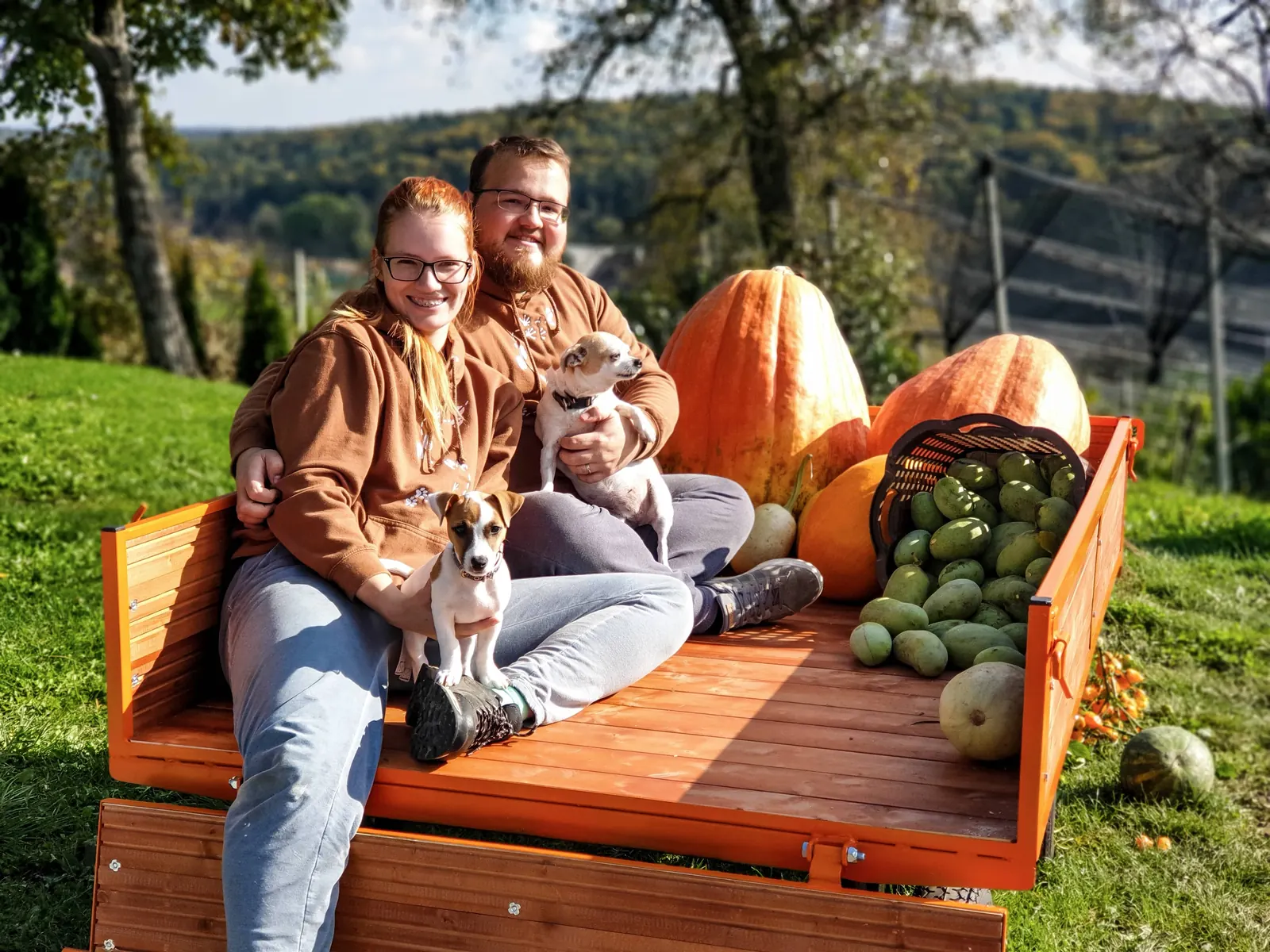 Urška und Urh Grošelj mit ihren Hündinnen Rayla und Pika auf dem Hof